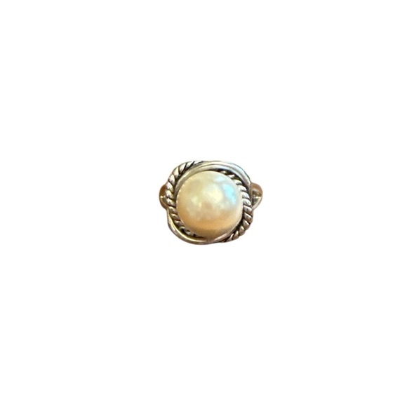 Jewelry - Elegant Silver Pearl Ring
